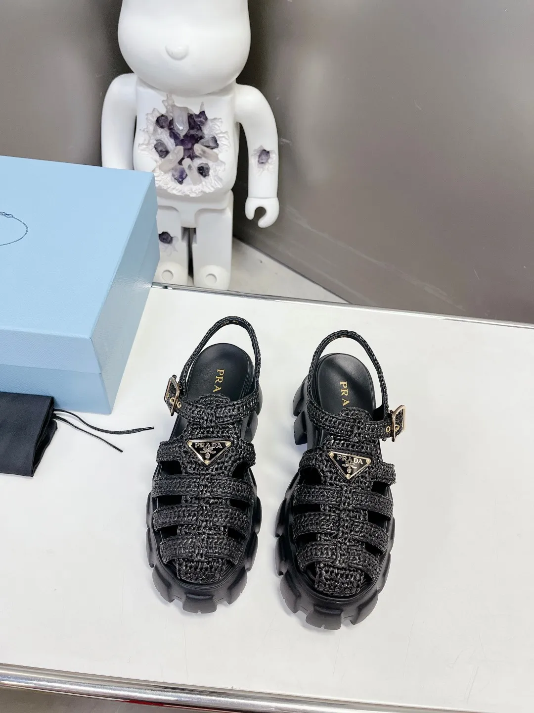 👟👟Ex-factory price 640👟👟 Straw 2023 exclusive version super hot🎊🎊🎊hot prada Prada cage shoes sawtooth Roman braided thick-soled rubber sandals retro fashionable and avant-garde gear teeth 55mm Thick-soled soles, the upper perfectly restores the original craftsmanship, and is made of purely hand-woven uppers. The cost is extremely high, making the whole pair of shoes light and comfortable, full of holiday feel, and bright colors 💐💐💐💐 to satisfy a variety of choices for fashionable people with different styles! The iconic metal triangle logo is paired with the shape of ancient beach sandals. Every design element is fashionable! Code number 35-40